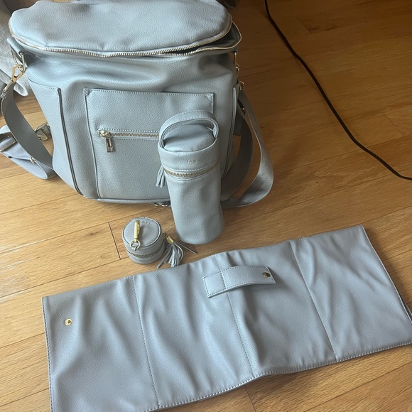 Fawn Design Diaper Bag - Excellent Condition- Includes all accessories - Picture 4 of 5